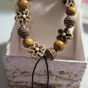 Pulsera Artesanal con decorados de flores y esferas naranja - Sara All ... Pulsera de perlas carmelitas y beige para toda ocasión